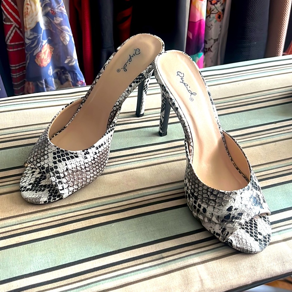 Peep toe mules